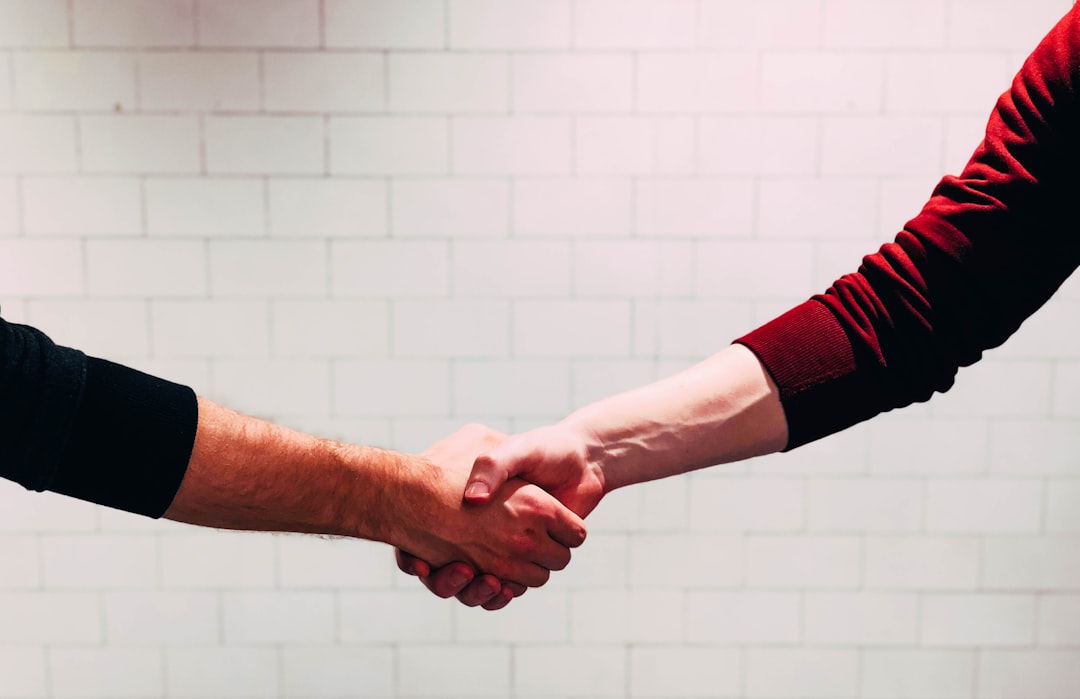 Współpraca polsko-ukraińska: perspektywy i wyzwania 1 Photo Handshake
